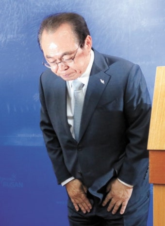 오거돈 전 부산시장 '강제추행 혐의' 구속영장 청구…또다른 단서 나왔나