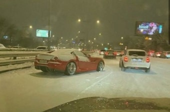 눈밭 올림픽대로에 버려진 페라리?...