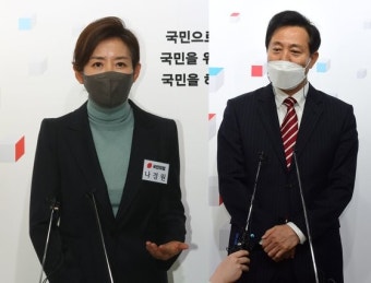 운동화 신은 나경원, 빨간 넥타이 오세훈···박영선엔 동시 비난