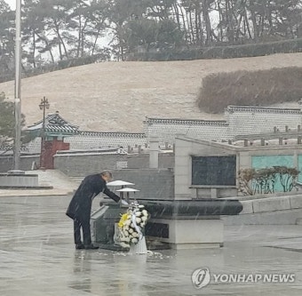 이재명 지지율 첫 30% 돌파…영리한 인파이터의 '아웃복싱'