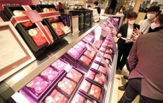 설 앞두고 백화점 선물세트는 불티나는데…전통시장은 한산