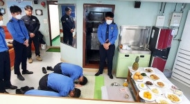 [화보]랜선 세배, 비닐막 면회… 코로나19가 바꾼 설 풍경 10장면