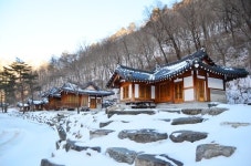 겨울 끝자락, 숲속 통나무집에서 오붓한 하룻밤