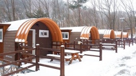 겨울 끝자락, 숲속 통나무집에서 오붓한 하룻밤