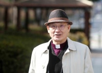 [백성호의 현문우답] 윤종모 주교 ”‘오직 예수’ 오해 말라…예수는 배타적이지 않아“