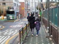 엄마 여기까지는 와도 된대 입학식 날, 학교 건물 앞 포토존