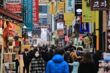 거리두기 4단계로 단순화…당장 적용땐 8명까지 모여도 된다