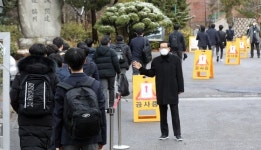 유은혜 “모든 고3 학생·담당교사 방학 중 백신 접종해야”