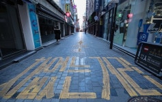 치킨집 웃고, 게스트하우스 울었다…코로나에 희비 갈린 골목상권