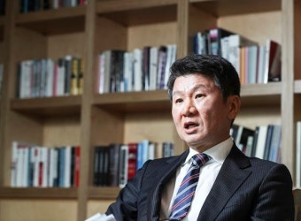 한일전 완패에 머리 숙인 정몽규 축구협회장