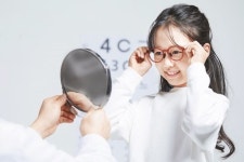 [건강한 가족] 소아 근시는 6개월, 노안은 2~3년마다 렌즈 교체 바람직