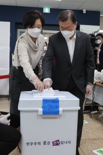 文대통령 부부, 삼청동서 서울시장 보궐선거 사전투표