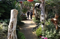 수목원 손님에게 생수 건네던, 가위 든 아저씨···LG회장이었다