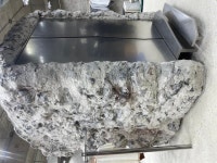 옷가게에 노래방·이층침대, 선글라스 매장에 SF세트장 왜?