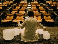 영화관서 요가·명상, 치킨 튀겨 배달하죠…코로나 극장 생존법