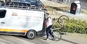 자전거타며 폰 보면 이렇게 된다…900만회 공유된 이 영상