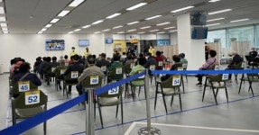 코로나19 백신 1차 접종 200만명 넘었다…시작 55일 만에