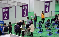 돌파감염 5번째?…2차 백신 접종 14일 뒤 확진, 보건당국은 오락가락