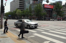 보행자 안전 나몰라라 우회전 차량....10대 중 한대만 제대로 멈춰