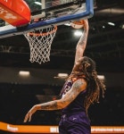 미국 여자프로농구 2년 만에 덩크슛 터져