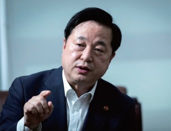 [월간중앙] ‘친문 대안’으로 주목받는 김두관의 대선 출사표