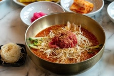 SNS 난리난 경주 한우물회, 사장이 일러준 맛있게 먹는 순서