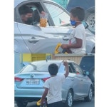 길에서 차 닦는 아이에게 장난감 내어준 소년…멋진 인생 수업