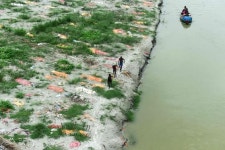 코로나 시신 수백구 둥둥 뜬다…장마철 갠지스강의 악몽