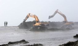 새만금 현장 날던 美전투기서 툭 떨어졌다···연료탱크인듯