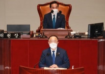 홍남기 80%로 지급…김부겸 빚내기 어렵다 당·정 충돌 시작