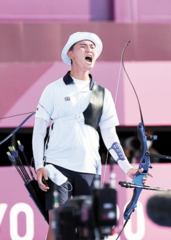 17세 신궁 김제덕의 파격…“파이팅” 외치자 10점에 꽂혔다