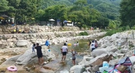 평상·천막 99.7% 치웠다…경기 백운계곡에 몰리는 피서객들