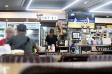 오후 9시 1649명 확진… 전날보다 84명 증가
