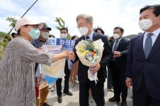 김홍걸과 하의도행 배 탄 이재명…백제 발언 정면 돌파 시도