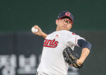 롯데, 우중 혈투에서 1위 KT 제압