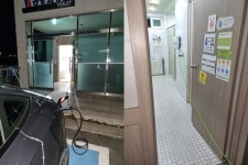 테슬라 타면서 돈 아끼려…공중화장실서 전기 끌어다 충전한 차주