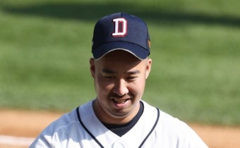 '유희관 통산 100승·양석환 멀티 홈런' 두산, 키움 꺾고 5위 도약