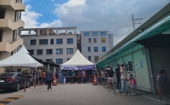 [르포] 귀성 여파 하루 1794명…연휴 끝나자 선별진료소 북새통 됐다