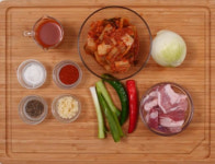 [쿠킹]칼칼한 돼지고기 김치찌개, 고기 냄새 잡고 깊은 맛 내려면