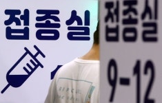 “당장 다음주 맞으라니 회사 어쩌라고” 접종 간격 일방적 조정에 혼란