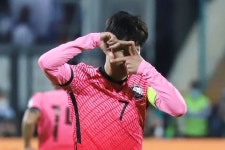 손흥민 2경기 연속골… 한국, 이란 원정에서 1대1 무승부