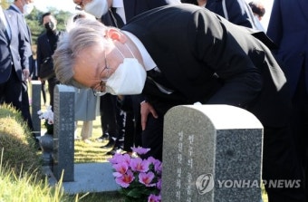 이재명, 광주서 전두환 비석 밟고 봉하행…권양숙 