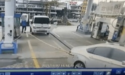 잘 가세요 듣고 출발했는데, 주유기 꽂혀 있어···누가 변상?