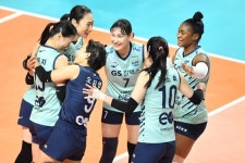 여자배구 GS칼텍스, 38점 모마 앞세워 IBK기업은행에 승리