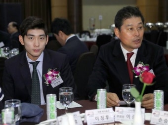 '타율 0.360' 이정후, 세계 최초 부자 타격왕 등극