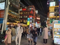 동아리 단체예약 새벽 5시까지 영업 위드코로나 첫날 들뜬 거리