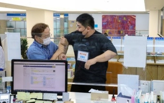 흉기 든 공포의 민원인…공무원은 목에 '비장의 무기' 걸었다