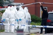 옷에 붙은 ‘반짝이’ 덕분에 알아챘다…리버풀 테러범의 반전