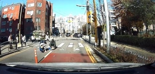 초등생들이 도로 뛰어들었다···폐지 죄다 흘린 할아버지의 감격 [영상]