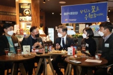 조국 사과 이재명, 文의 강도 건너나…前참모부터 선긋기